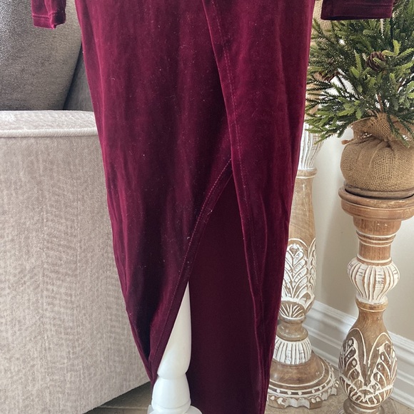 This is a Windsor wine color velvet dress in a size Small never worn - Picture 3 of 5